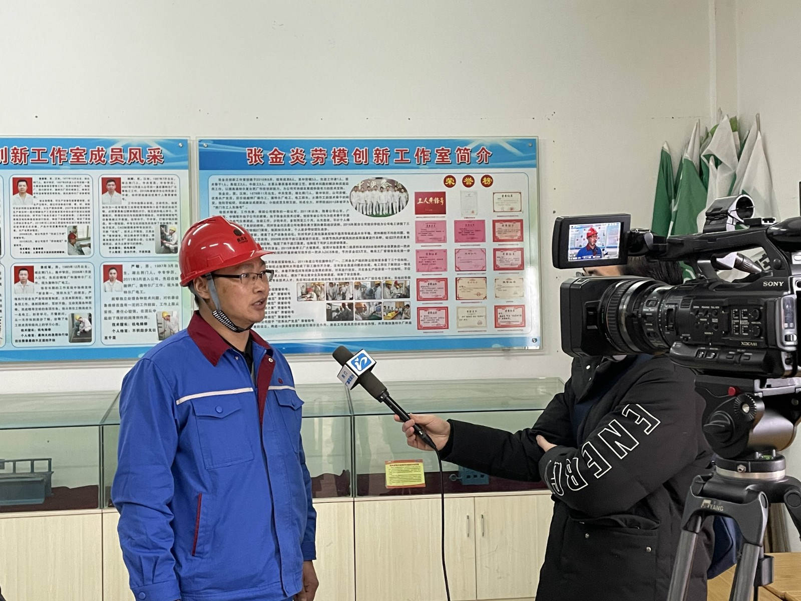 张金炎正在接受荆门电视台记者采访_meitu_1.jpg