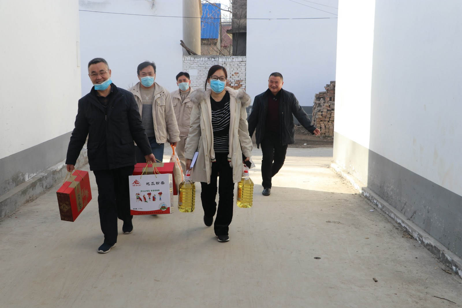 山东新洋丰分工会主席王德宜(前左一)带队走访慰问困难职工_meitu_4.jpg 山东新洋丰分工会主席王德宜(前左一)带队走访慰问困难职工_meitu_4.jpg