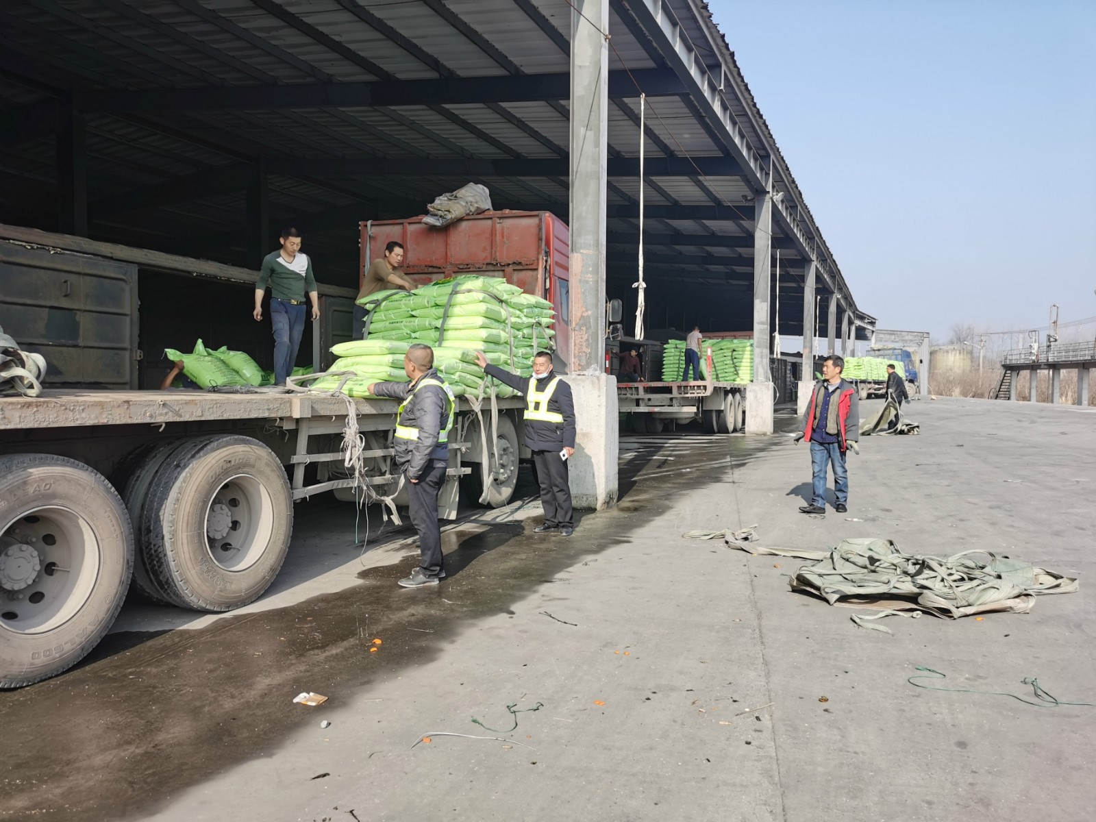 双河中转站坚守岗位员工热火朝天发车皮_meitu_19.jpg 双河中转站坚守岗位员工热火朝天发车皮_meitu_19.jpg