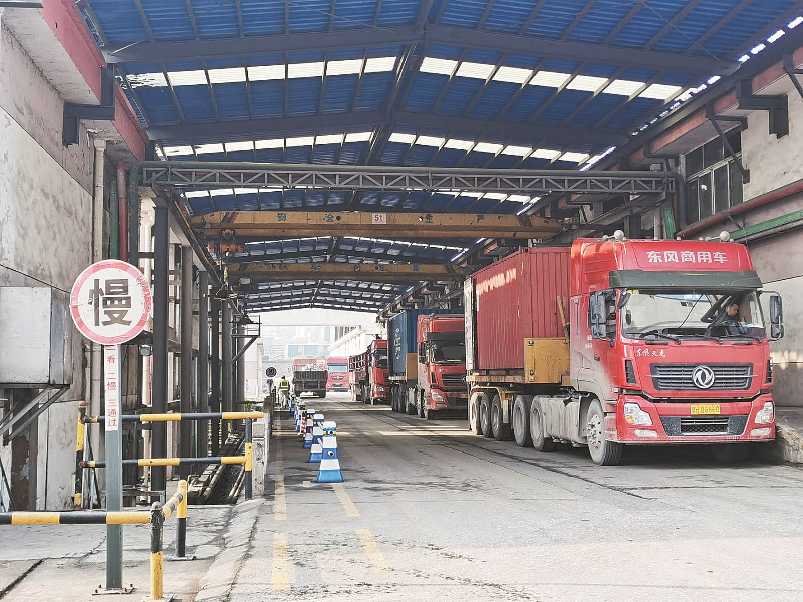 总部硫酸钾复合肥厂正在排队装货的车辆_副本.jpg 总部硫酸钾复合肥厂正在排队装货的车辆_副本.jpg