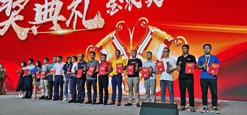 新洋丰代表上台领奖_副本.jpg