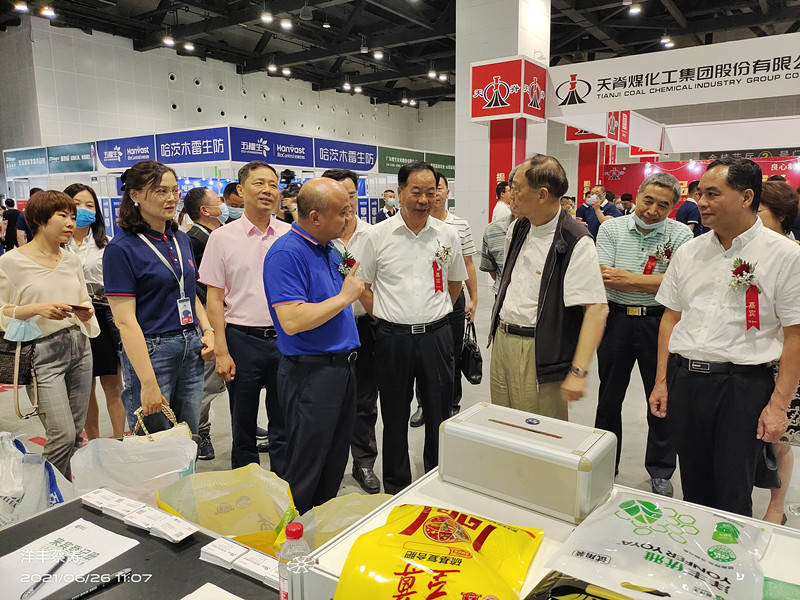 赵程云在展台接待参会领导_副本.jpg 赵程云在展台接待参会领导_副本.jpg