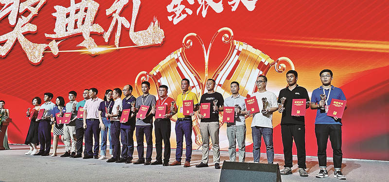 新洋丰代表(右一)上台领奖_副本.jpg 新洋丰代表(右一)上台领奖_副本.jpg