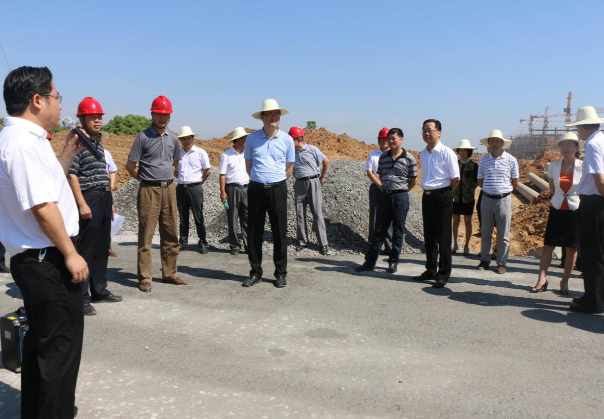 市委书记到施工现场视察.jpg