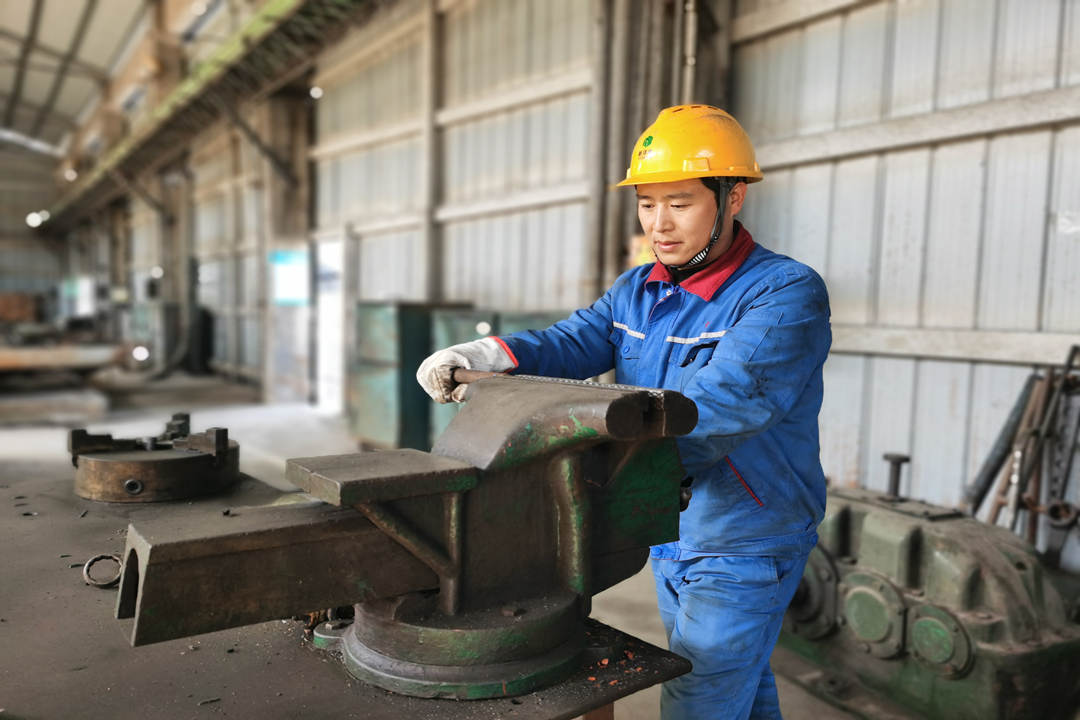 胡晓云正在钳台上矫正钢管.jpg 胡晓云正在钳台上矫正钢管.jpg