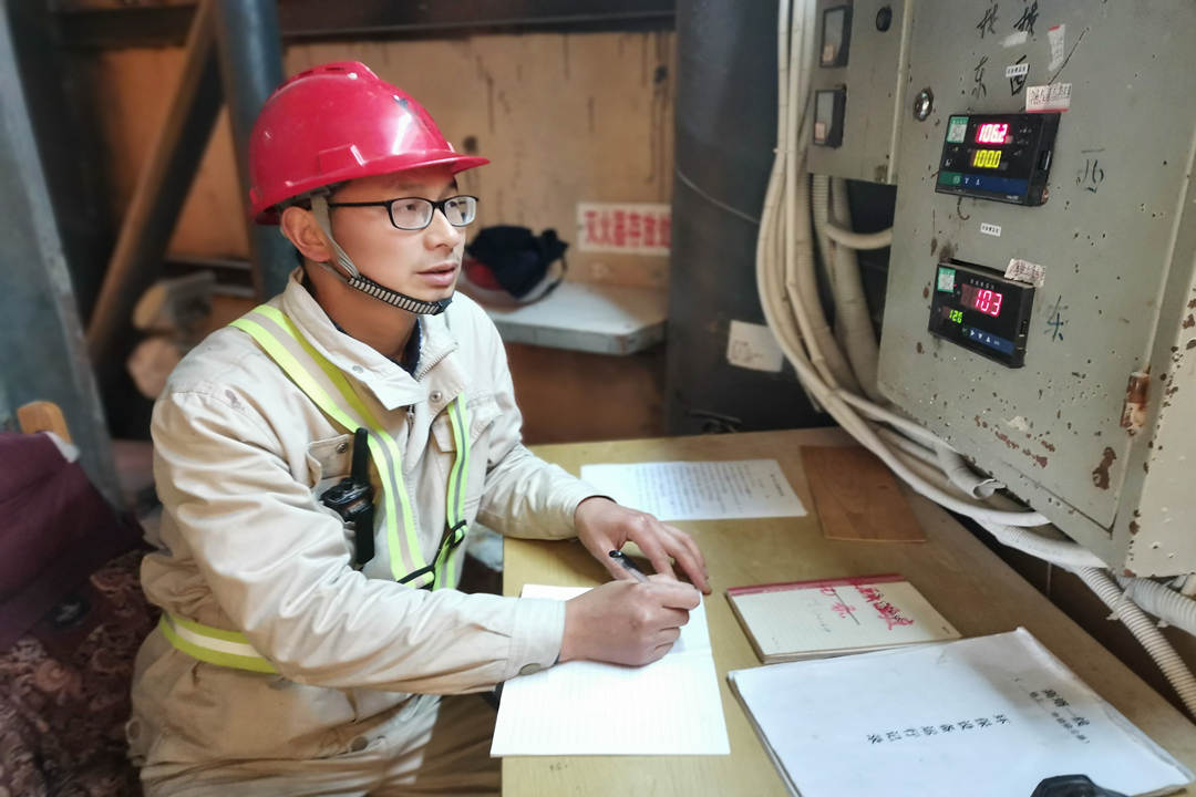 代大鹏正在记录设备运行情况_副本.jpg 代大鹏正在记录设备运行情况_副本.jpg