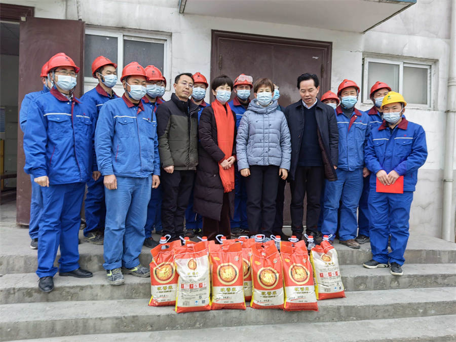 苏琼一行慰问新洋丰中磷尿基车间.jpg 苏琼一行慰问新洋丰中磷尿基车间.jpg