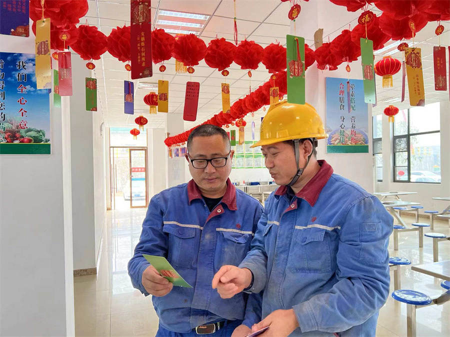 宜昌新洋丰员工正在猜灯谜.jpg 宜昌新洋丰员工正在猜灯谜.jpg