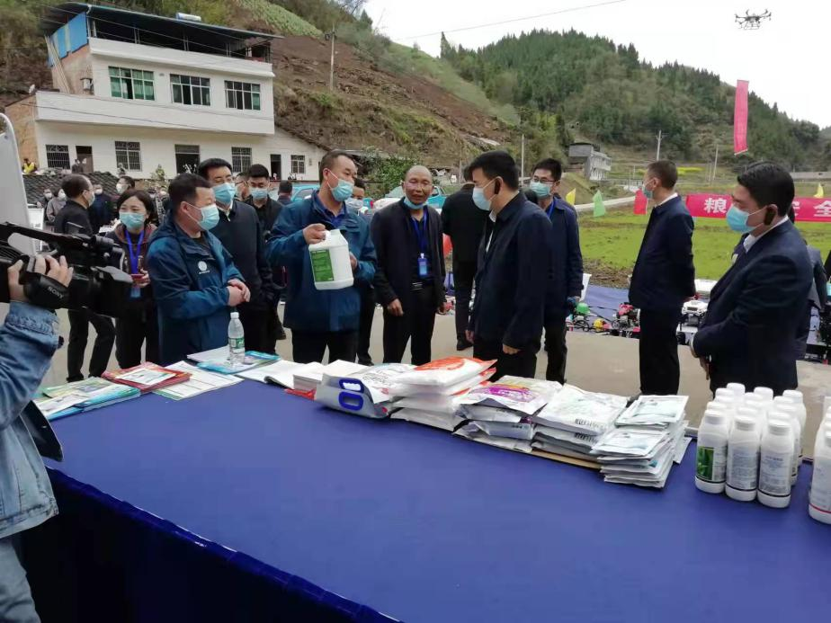 罗总向巩县长介绍洋丰系列新品1.png