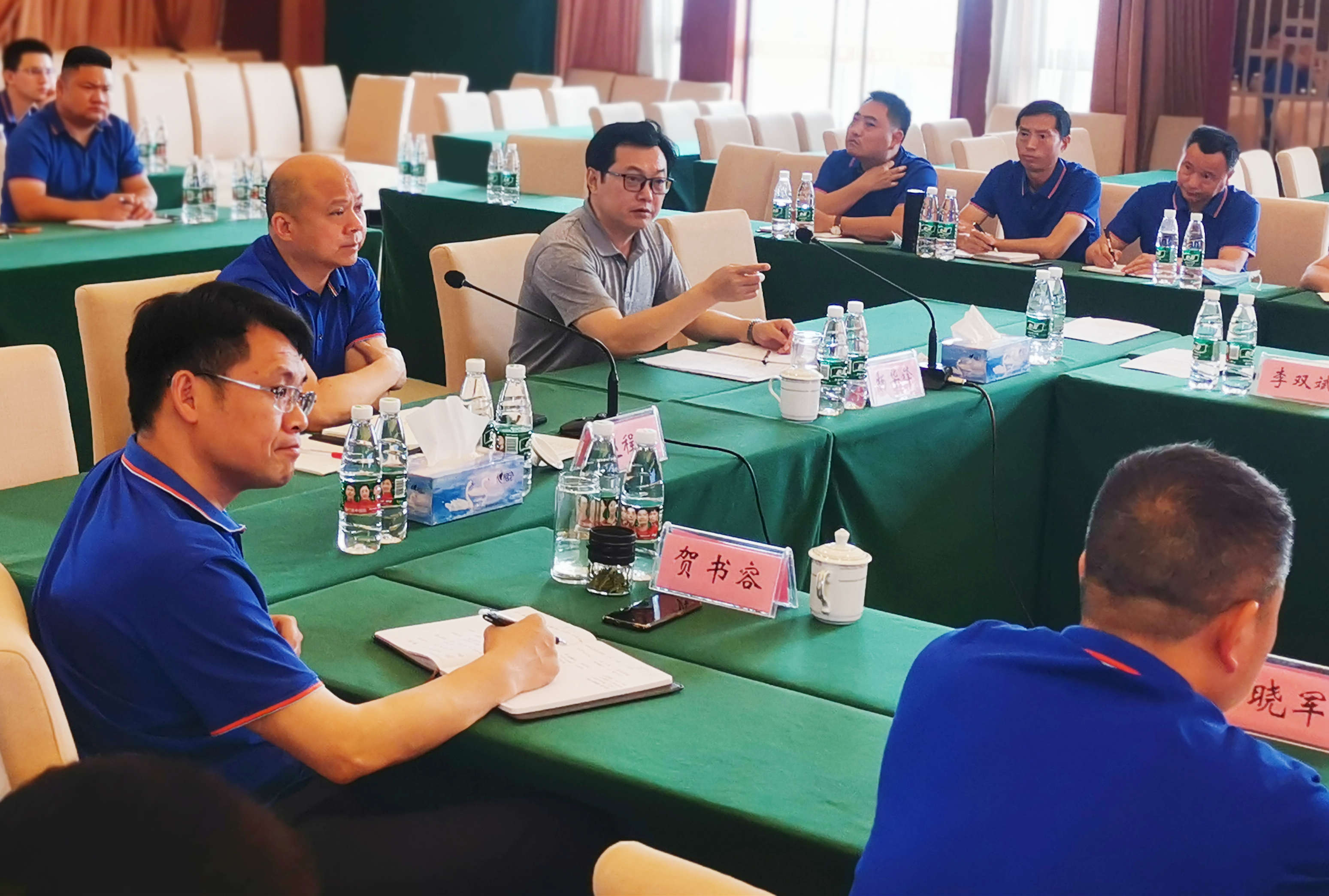 杨华锋作重要讲话.jpg 杨华锋作重要讲话.jpg