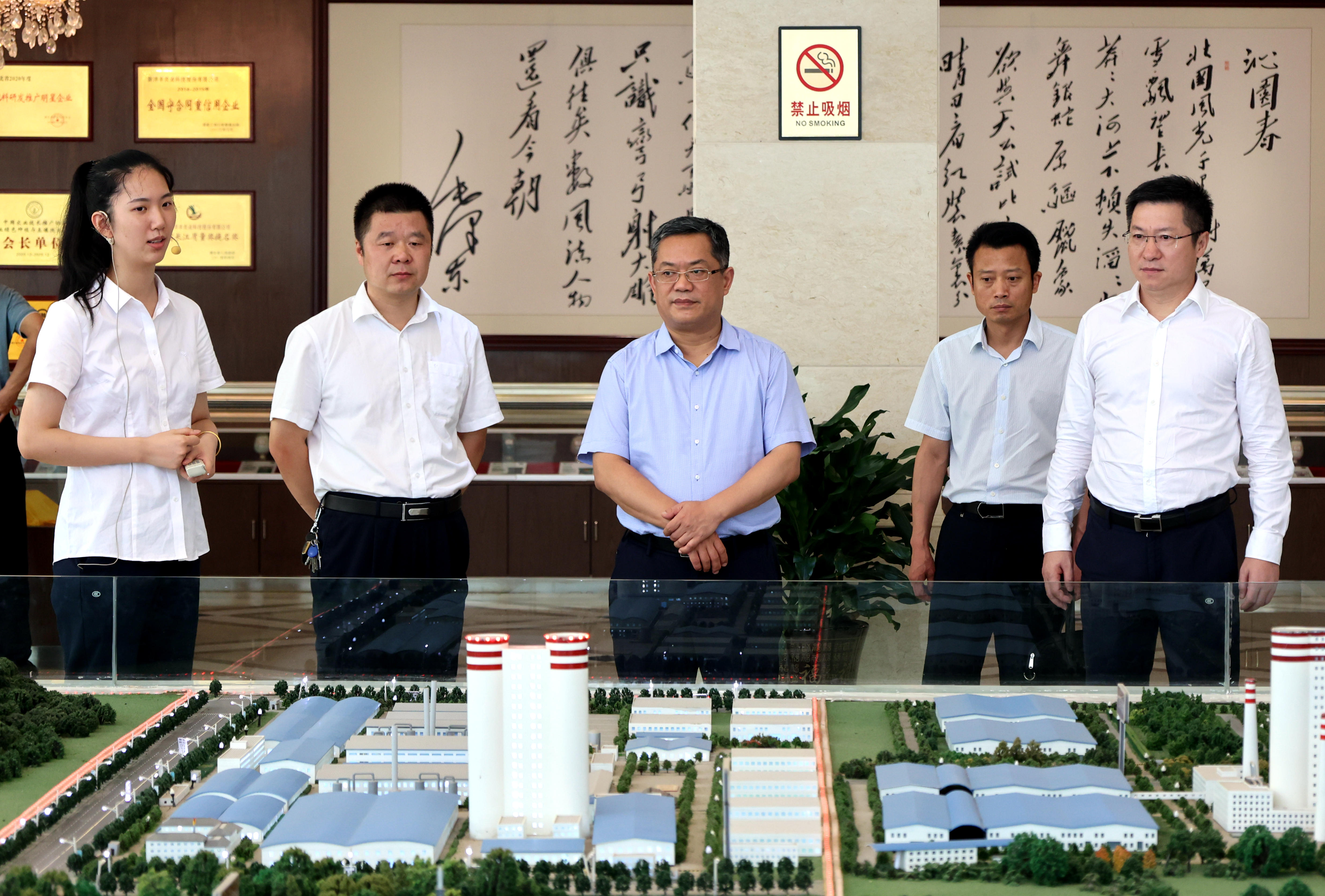 胡勇政(中)一行在接待中心参观沙盘.jpg 胡勇政(中)一行在接待中心参观沙盘.jpg