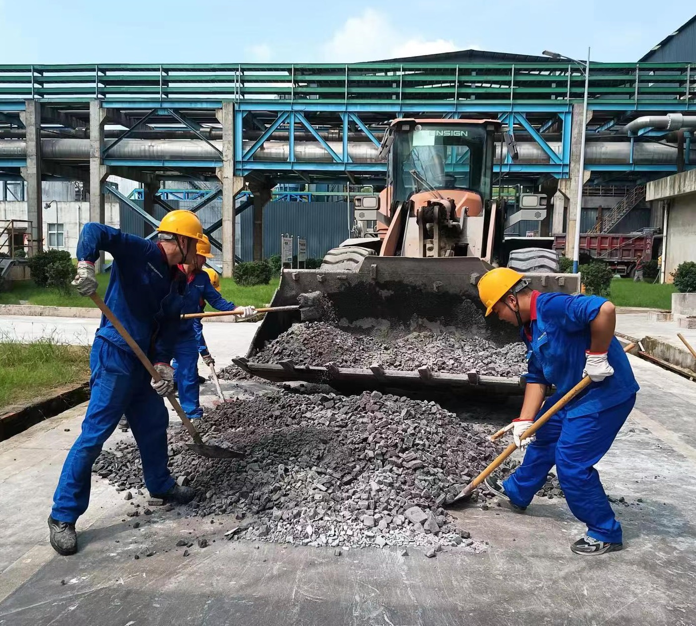 工人正在清理磷石膏.jpg 工人正在清理磷石膏.jpg