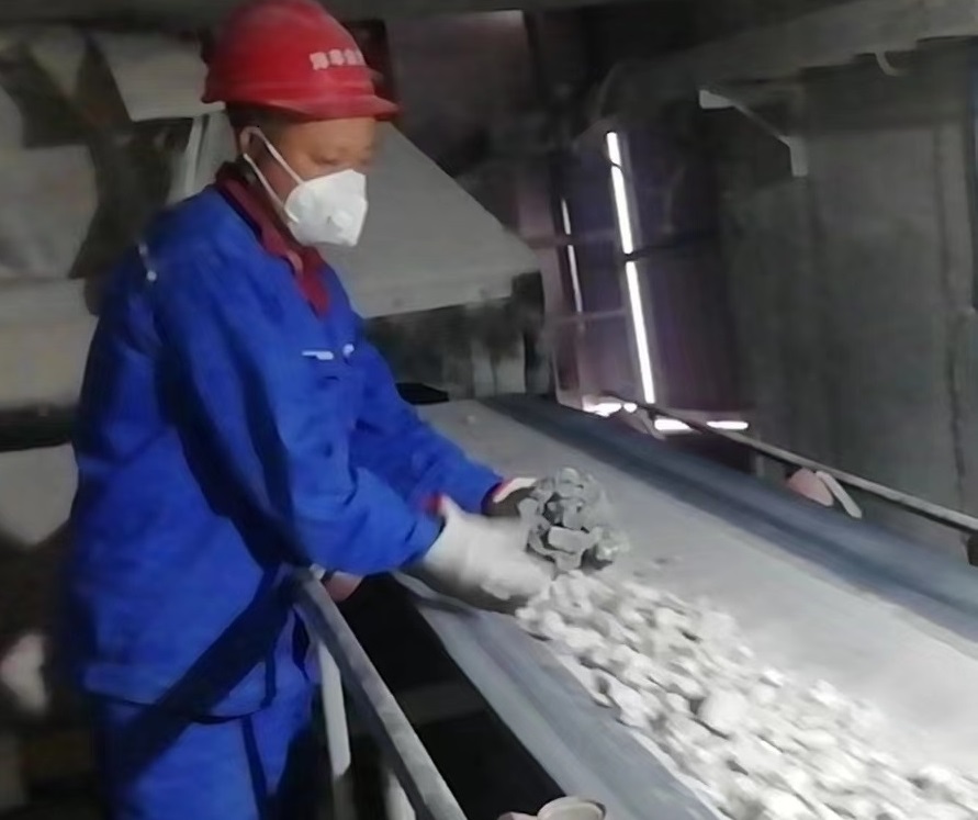 出灰工正在检瘤块.jpg 出灰工正在检瘤块.jpg