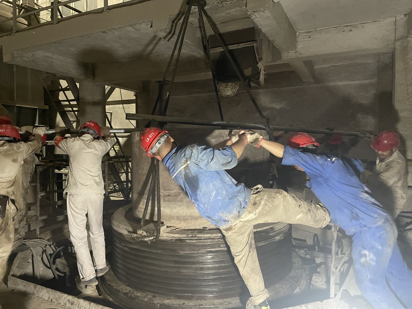 维修师傅夜间检修中碎机.jpg 维修师傅夜间检修中碎机.jpg