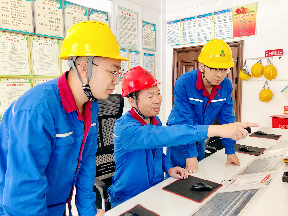 马顺国(图中)正在培训新进本科生_副本.jpg 马顺国(图中)正在培训新进本科生_副本.jpg