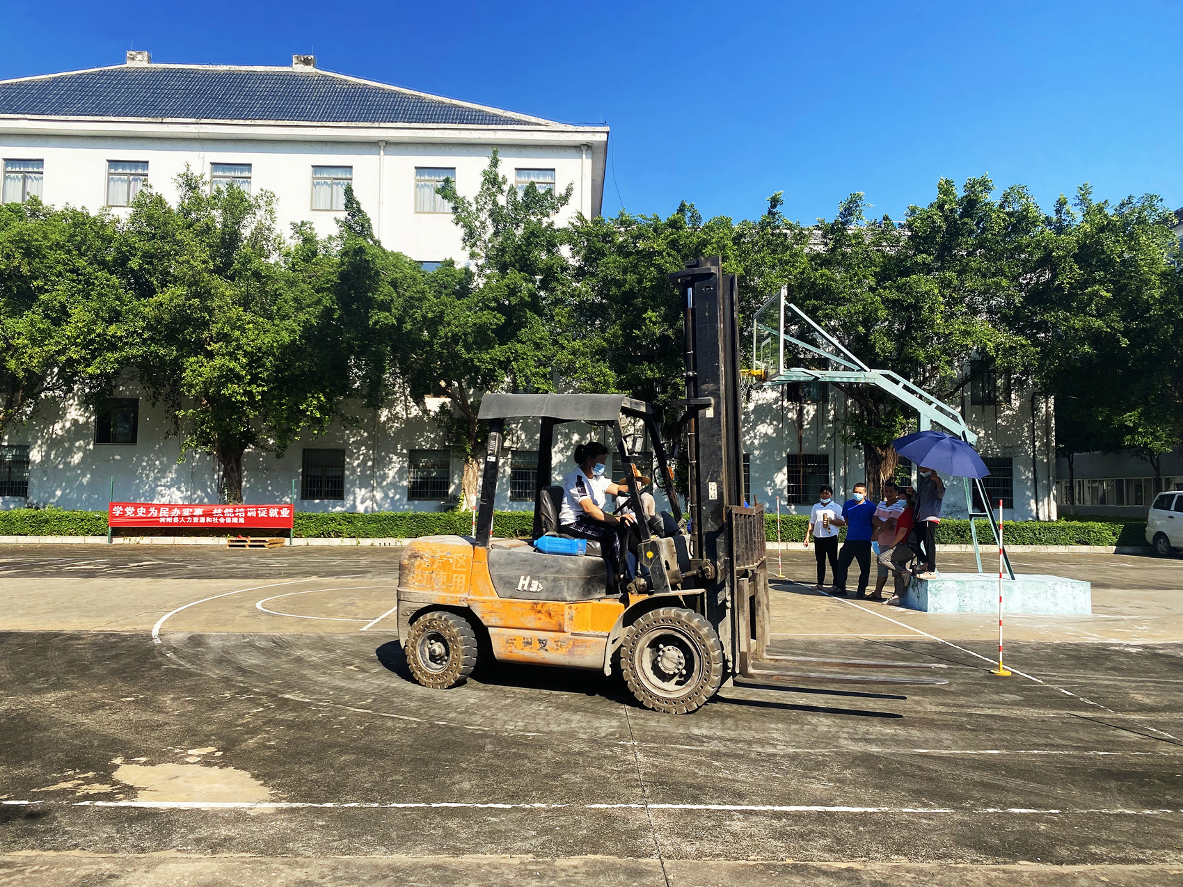 广西新洋丰免费叉车培训现场.jpg 广西新洋丰免费叉车培训现场.jpg