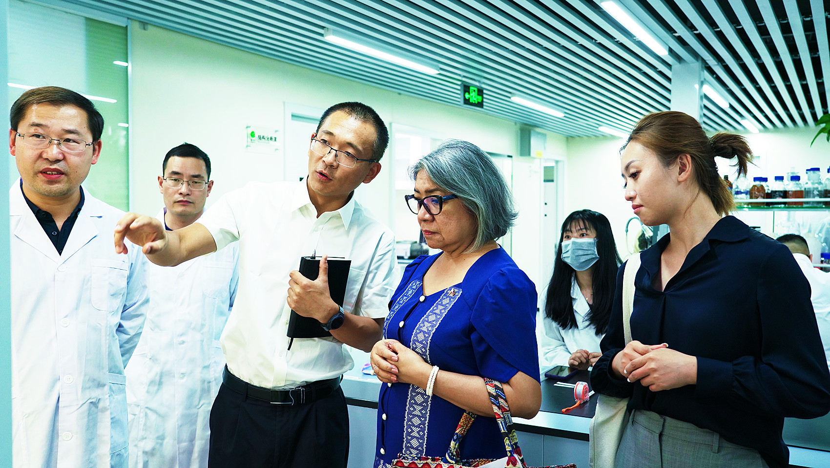 参观新洋丰绿色智能肥料实验室.jpg 参观新洋丰绿色智能肥料实验室.jpg