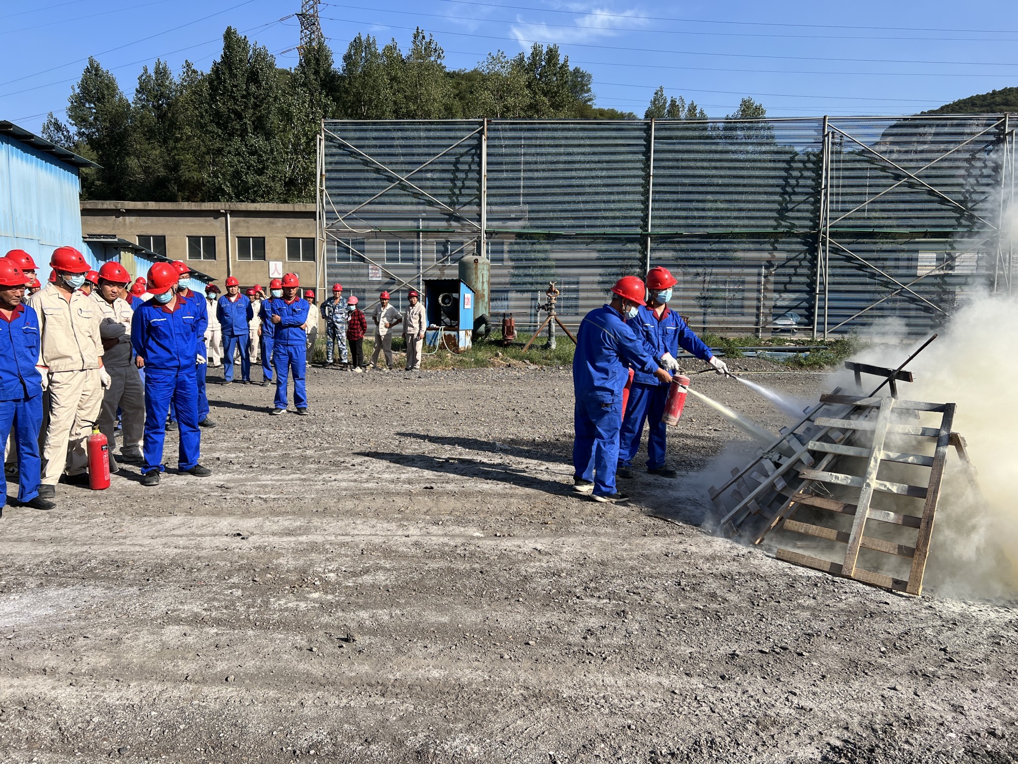 新员工逐一进行消防实战练习.jpg 新员工逐一进行消防实战练习.jpg